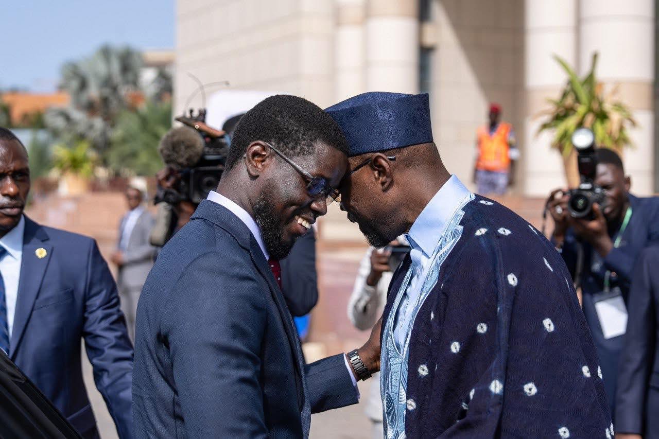 Crise au sommet de l’État : Bassirou Diomaye Faye met fin aux fonctions du Premier ministre Ousmane Sonko
