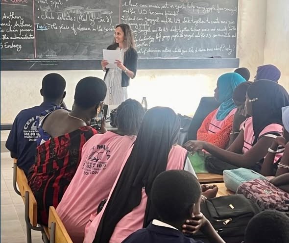 Diplomatie éducative : l’Ambassade des États-Unis échange avec les élèves du CEM Malika