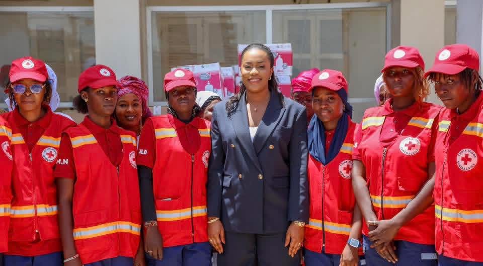Humanitaire : la Première Dame Absa Faye s’engage aux côtés de la Croix-Rouge sénégalaise