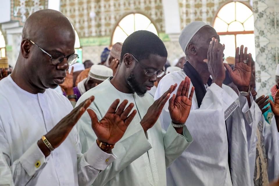 Kolda-Tournée économique : le chef de l’État accomplit la prière du vendredi, entre recueillement et proximité