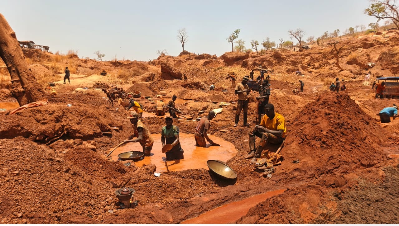 Saraya : à Karakhéna, la ruée vers l’or artisanal échappe au contrôle.