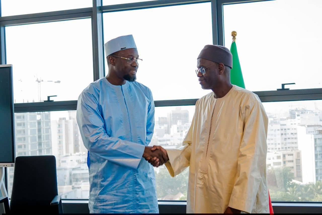 Passation de service à la Primature : Ousmane Sonko cède le relais à Ahmadou Al Aminou Lô