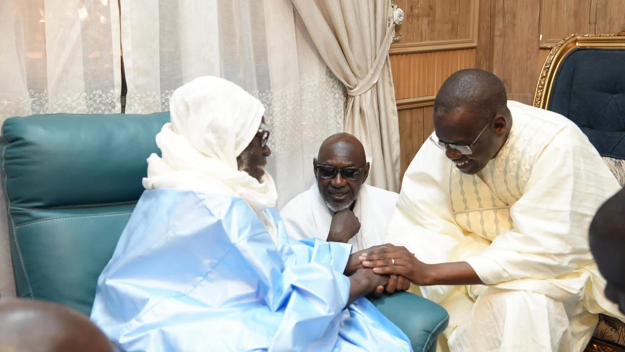 Touba : le PM  Mohamed Al Aminou Lô présente les condoléances de la Nation après le rappel à Dieu de Serigne Cheikh Saliou Mbacké