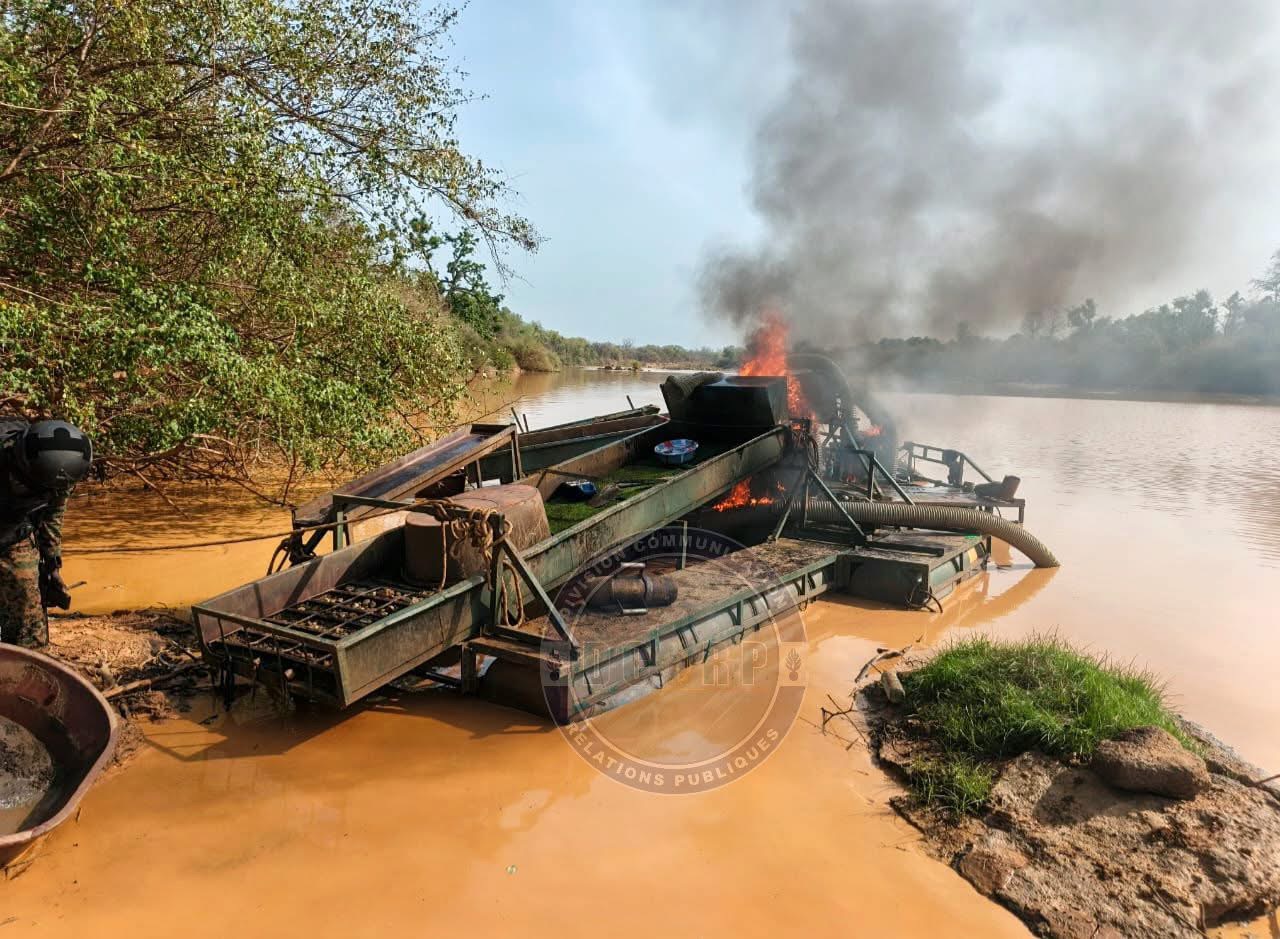 Saraya : dix dragues détruites lors d’une opération contre l’exploitation illégale le long du Falémé.