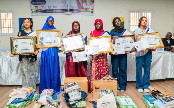 Ziguinchor : la Première Dame, Mme Marie Khone Faye, célèbre l’excellence des jeunes filles dans les sciences et les mathématiques.