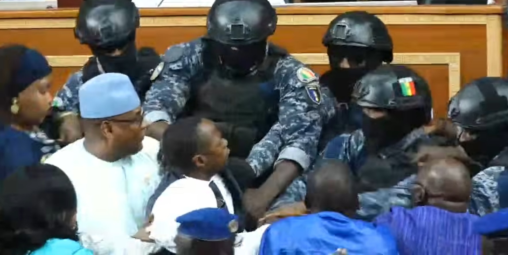 Révision de la Constitution : vive tension à l&rsquo;Assemblée nationale, Abdou Mbow évacué de l&rsquo;hémicycle